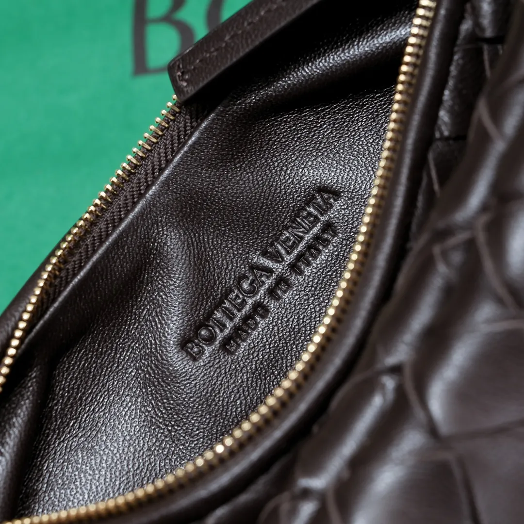 Batch 1460 Bv Shu Qi's same "Gemelli" twin bag 776764 locked in advance 24 years of hot style 💕 Gemelli is made up of two half-moon-shaped bags paired together, with the brand's iconic intrecciato woven sheepskin, equipped with a detachable tubular handle, which can be used as a clutch, on the shoulder or by flipping the small crescent moon as a handle, or as a long shoulder strap 🉑️Crossbody The dual design has a personalized yet charming attitude, and the eye-catching visual impact brings an elegant and fashionable feeling. It is a bag worth buying💥There are 3 sizes to choose from.  Size: 24.5x19x7, plus long shoulder strap ➕80 Model: 6764